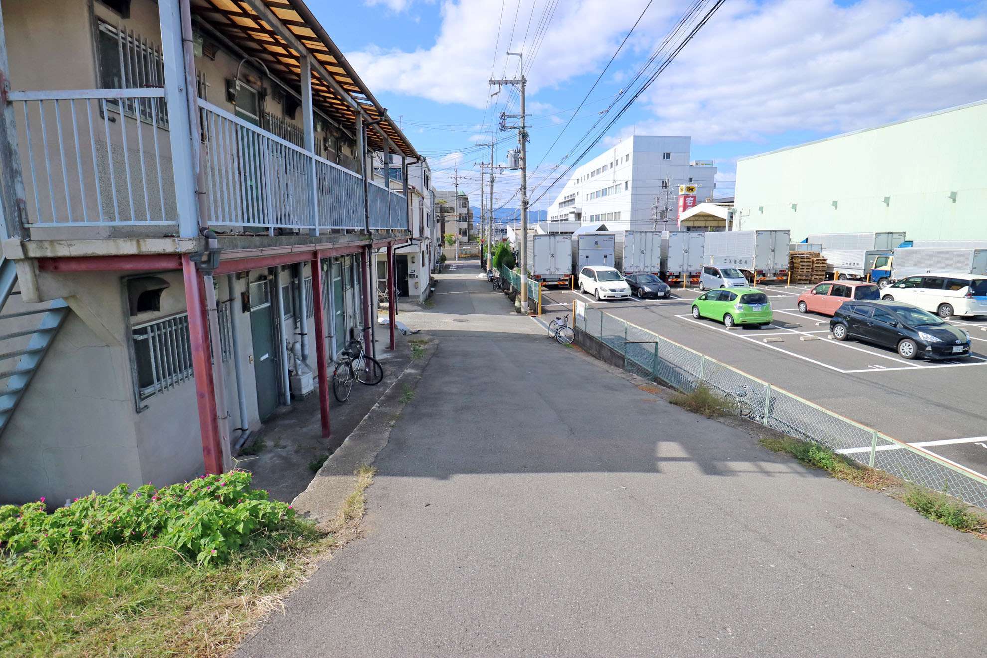 アパートや倉庫などが立ち並んでいます。