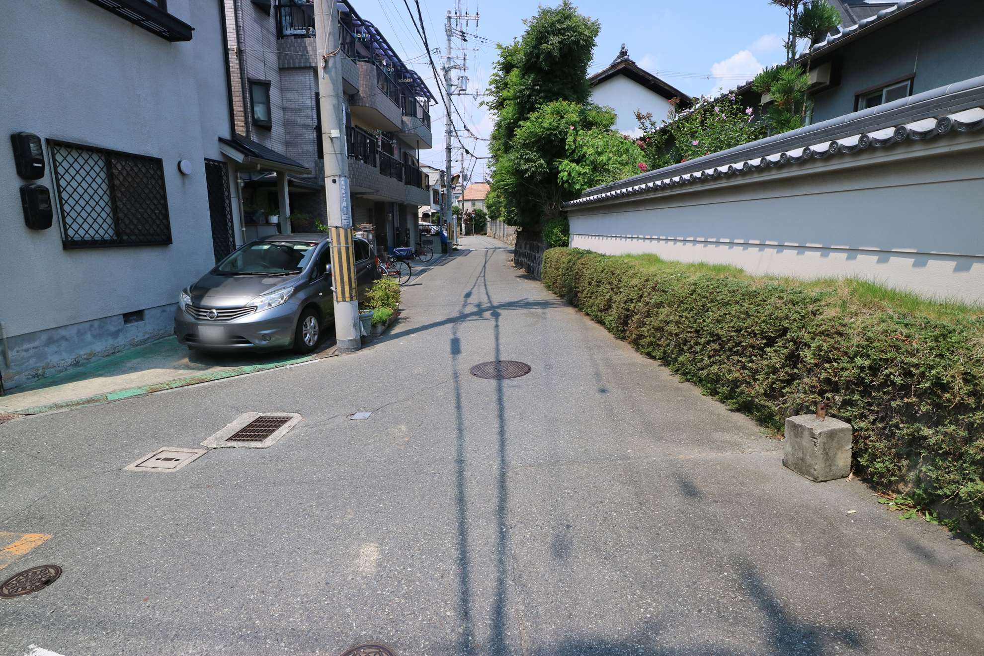 戸建が中心に立ち並び、趣のある古風な家も見られます。