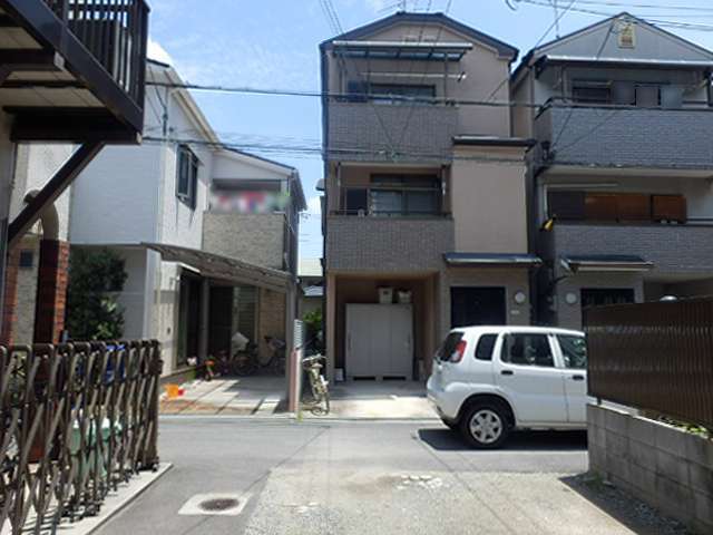 町の南部を西方向から見た景色。駅から徒歩5分以内の場所ですが、一戸建てが多く見られます。