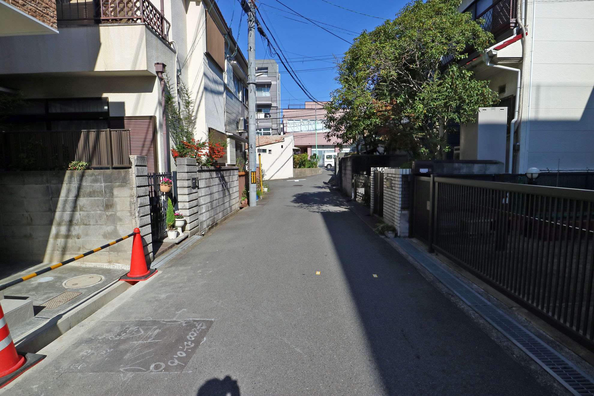 町の大半が第1種中高層住居専用地域に指定され、一戸建てやマンションが並んでいます。