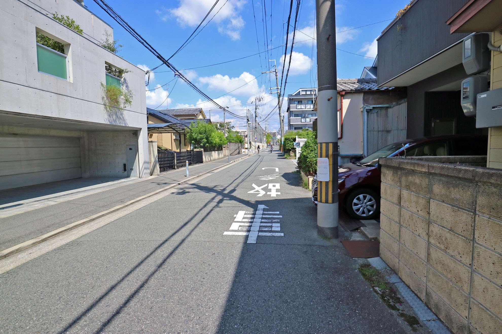 駅からの道のりは平坦で、区画が整ったすっきりとした印象の街並み。