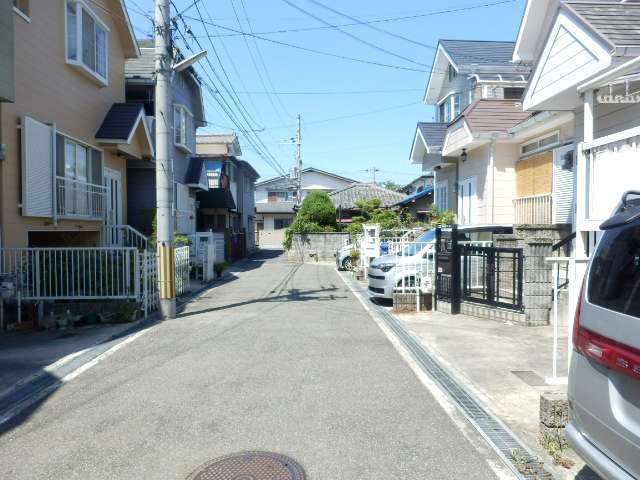 町の南部を南方向から見た景色。一戸建てが中心に並んでいます。