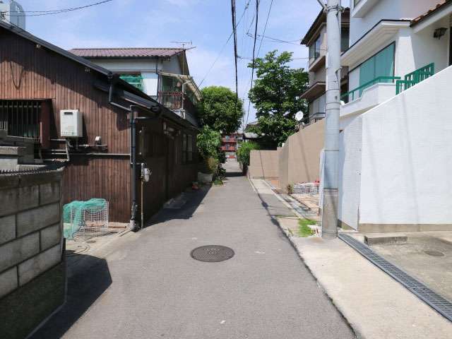 町の北西部を南方向から見た景色。道幅が狭くやや入り組んだ街路が多いです。