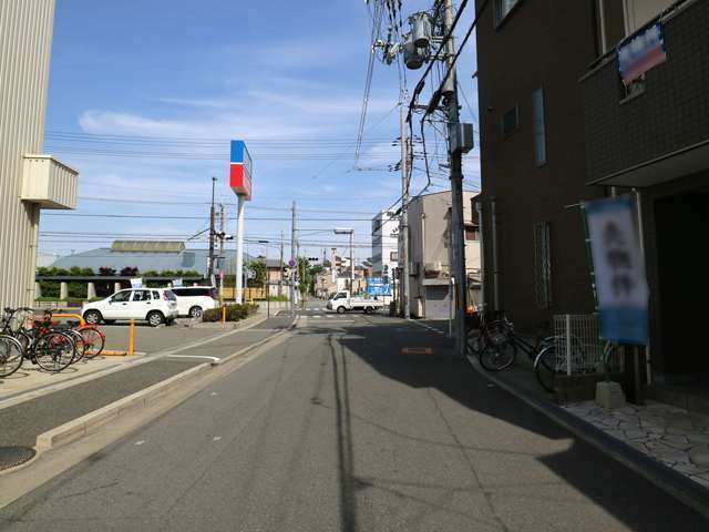 町の北東部を西方向から見た景色。国道176号線に近いため、店舗が多く見られます。