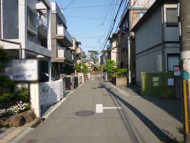 町の中央部を西方向から見た景色。狭い街路沿いに一戸建てが中心に並んでいます。