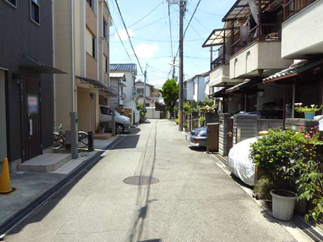 町の南部を東方向から見た景色。狭い街路沿いに一戸建てが多く並んでいます。