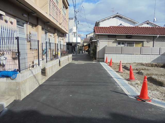 道幅が狭く入り組んだ街路沿いに一戸建てが中心に並んでいます。
