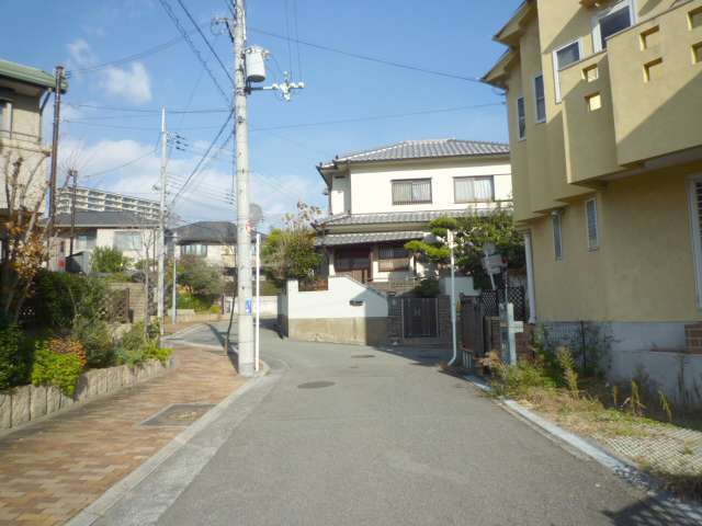 区画が整っている街路が多いですが、入り組んでいるところもあります。