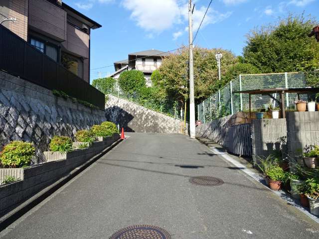 町の中には坂道が多く見られます。