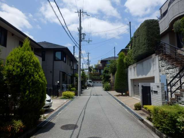 敷地の広く、生垣や植栽のある一戸建てが並んでいます。