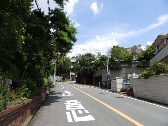 急カーブや坂道が多いため、車の運転には注意が必要です。