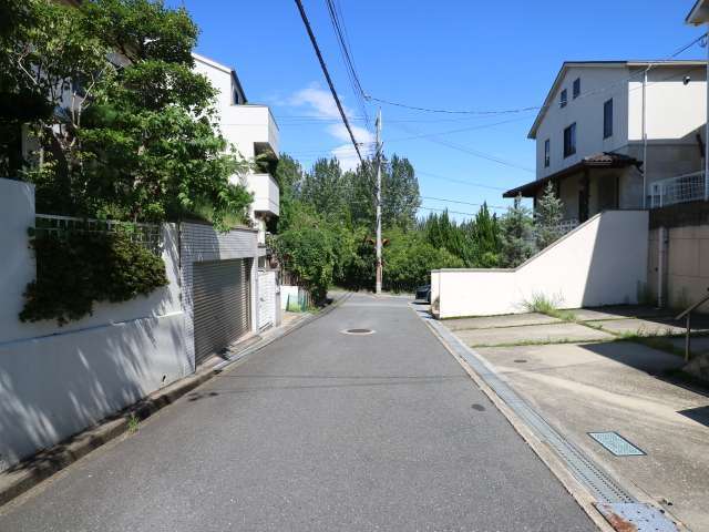 町の東部には千里緑地が広がっています。