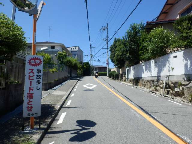 主要道路でも急カーブが多く、車の運転には注意が必要です。