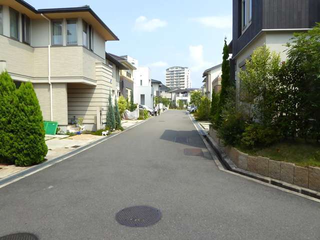 町の南東部を南方向から見た景色。最近、分譲された一戸建ての住宅地があります。