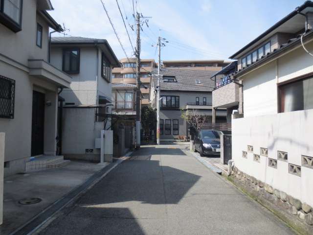 町の南部を東方向から見た景色。一戸建てだけでなく、奥にはマンションが見えます。