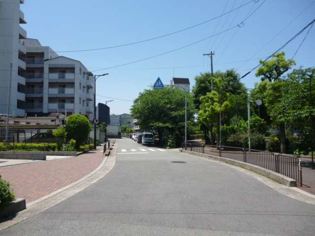 町の中央部を北東方向から見た景色。右側には緑豊かな『二葉北公園』が広がります。