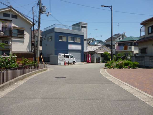 町の中央部を南西方向から見た景色。一戸建てや事務所などが並んでいます。