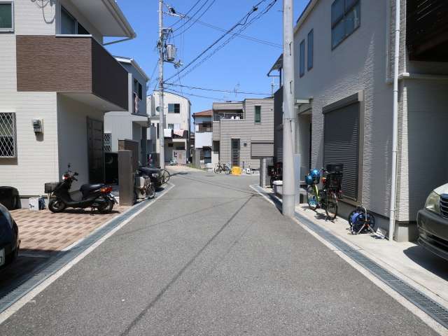 道幅の狭い街路沿いに一戸建てが並んでいます。