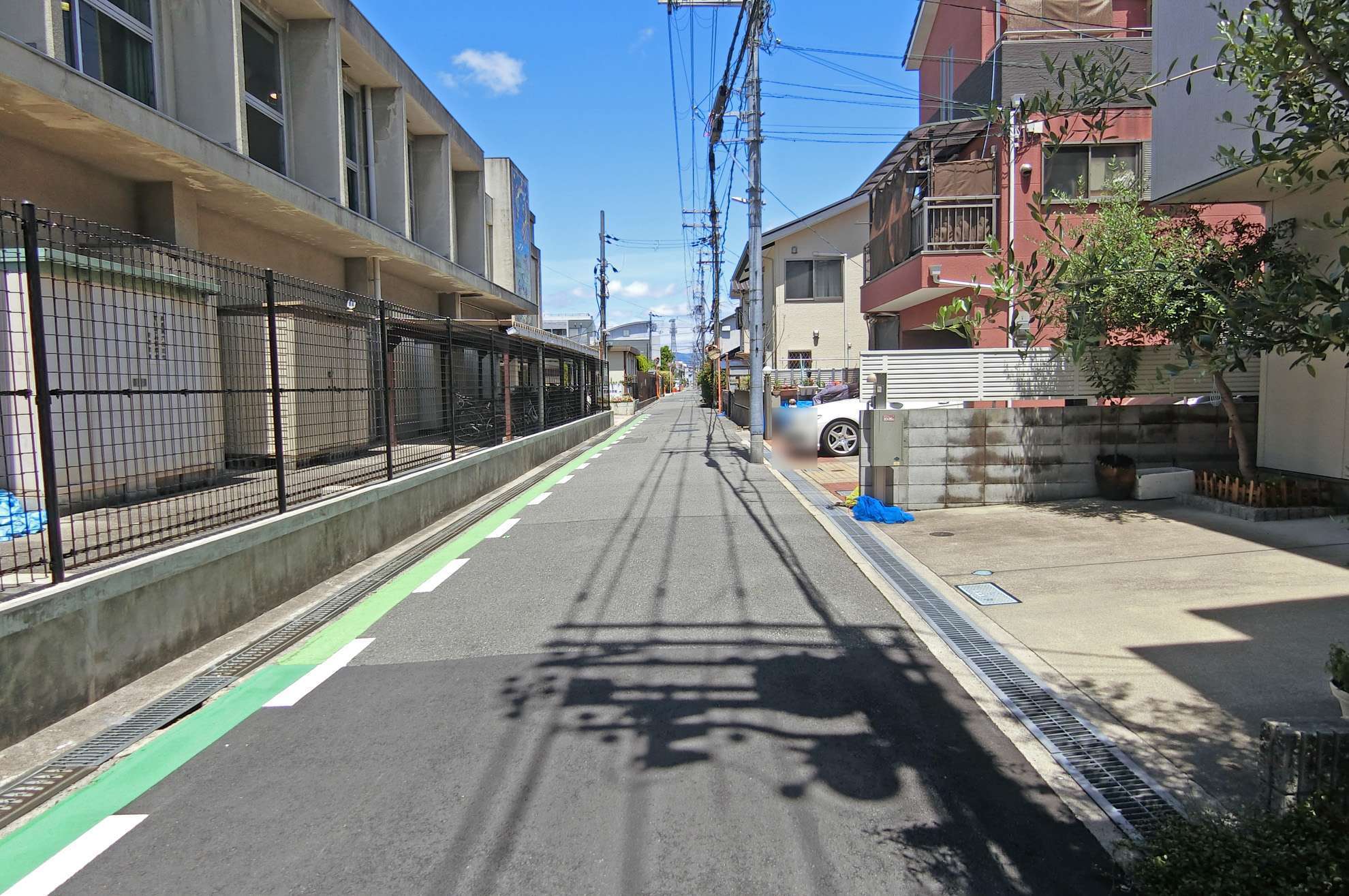 一戸建てなどの住宅の他、事務所や店舗が混在するエリアです。