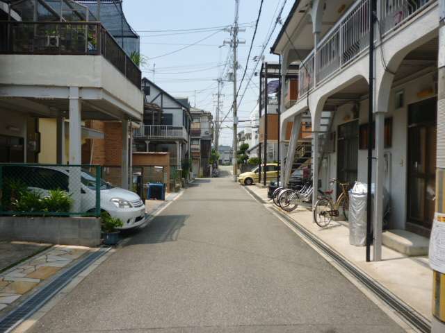 町の中央部を東方向から見た景色。狭い街路沿いに住宅が並んでいます。