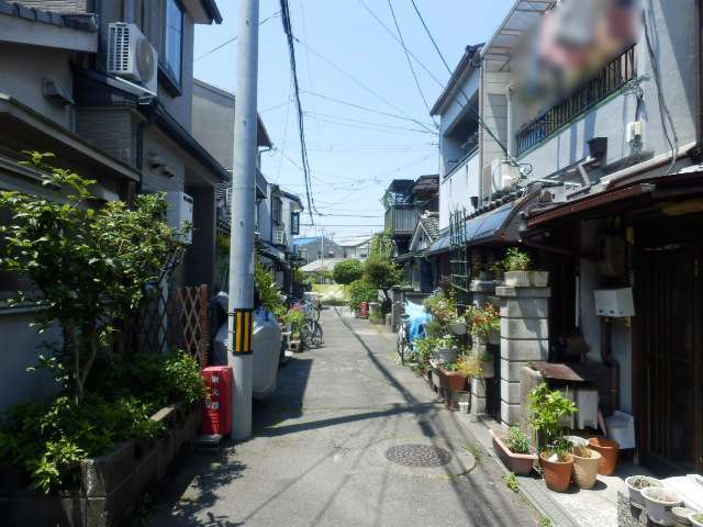 町の西部を東方向から見た景色。かなり狭い街路沿いに一戸建てが密集しています。