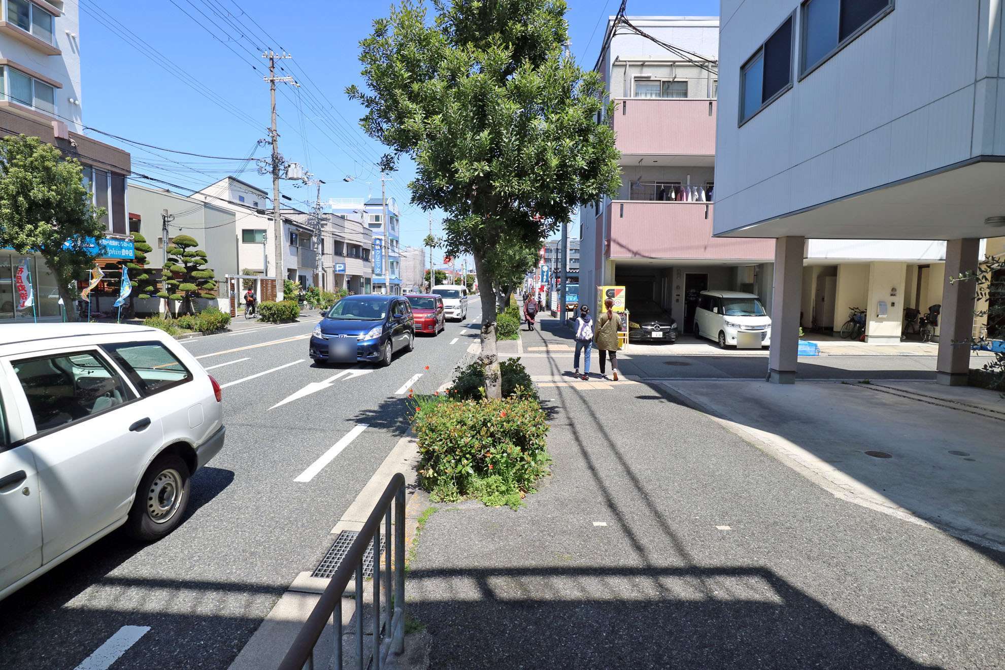広めの道路沿いには店舗も多くあります。