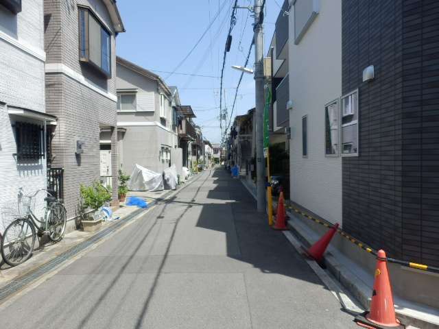 町の南西部を南方向から見た景色。狭い道路沿いに一戸建てが密集しています。