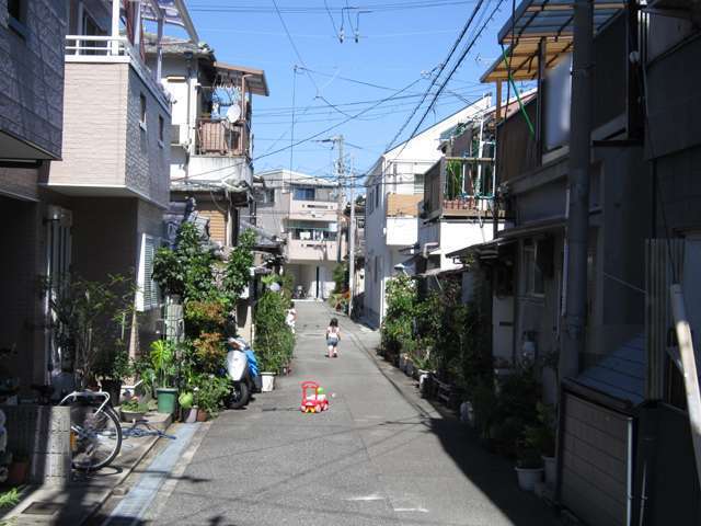 道幅が狭い街路沿いに一戸建てが多く並んでいます。