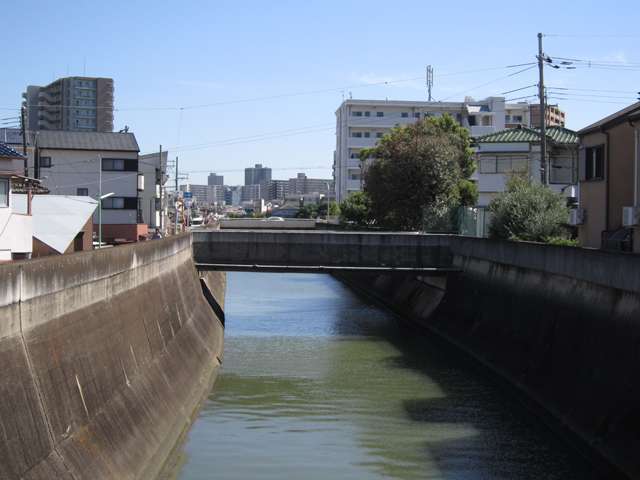 町の西端を天竺川が流れています。写真の左側が『豊南町南5丁目』です。