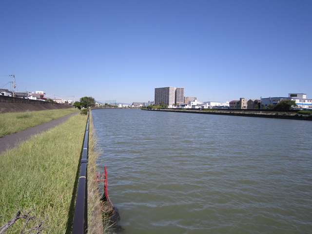 町の東端を神崎川が流れています。河川敷には遊歩道が整備されています。