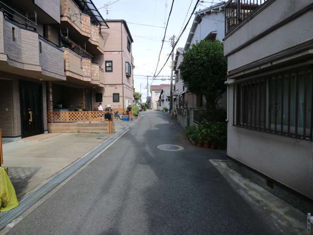 町の中央部を西方向から見た景色。狭い街路沿いに一戸建てが並んでいます。