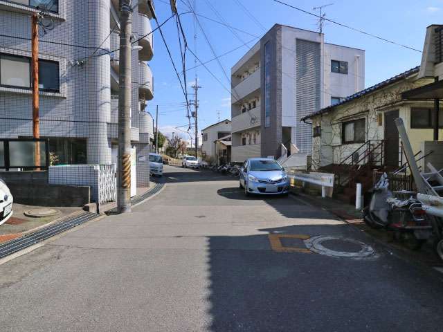 町の中央部を北西方向から見た景色。一戸建てやマンションが混在しています。