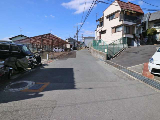 町の中央部を南東方向から見た景色。町内には坂道が一部であります。