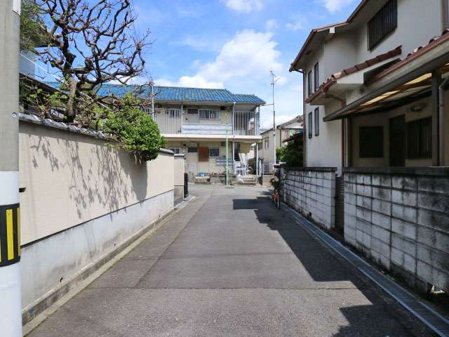 町の北部を南方向から見た景色。道幅が狭く入り組んだ街路が多く、車の運転には注意が必要です。