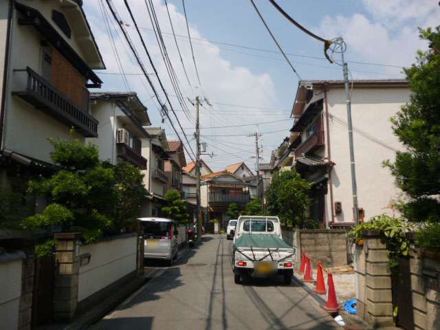 町の中央部を東方向から見た景色。狭い街路沿いに一戸建てが並んでいます。