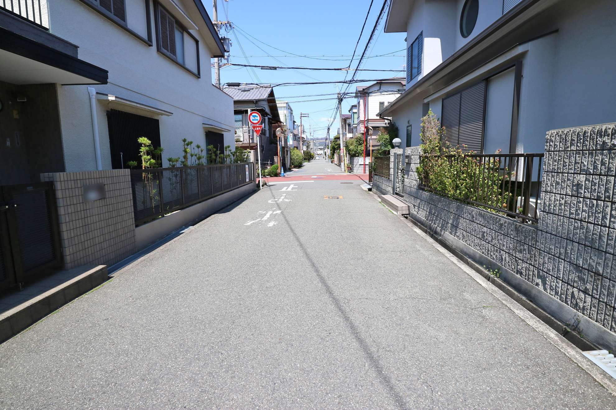 町の北部を北方向から見た景色。道幅の狭い街路沿いに一戸建てが並んでいます。