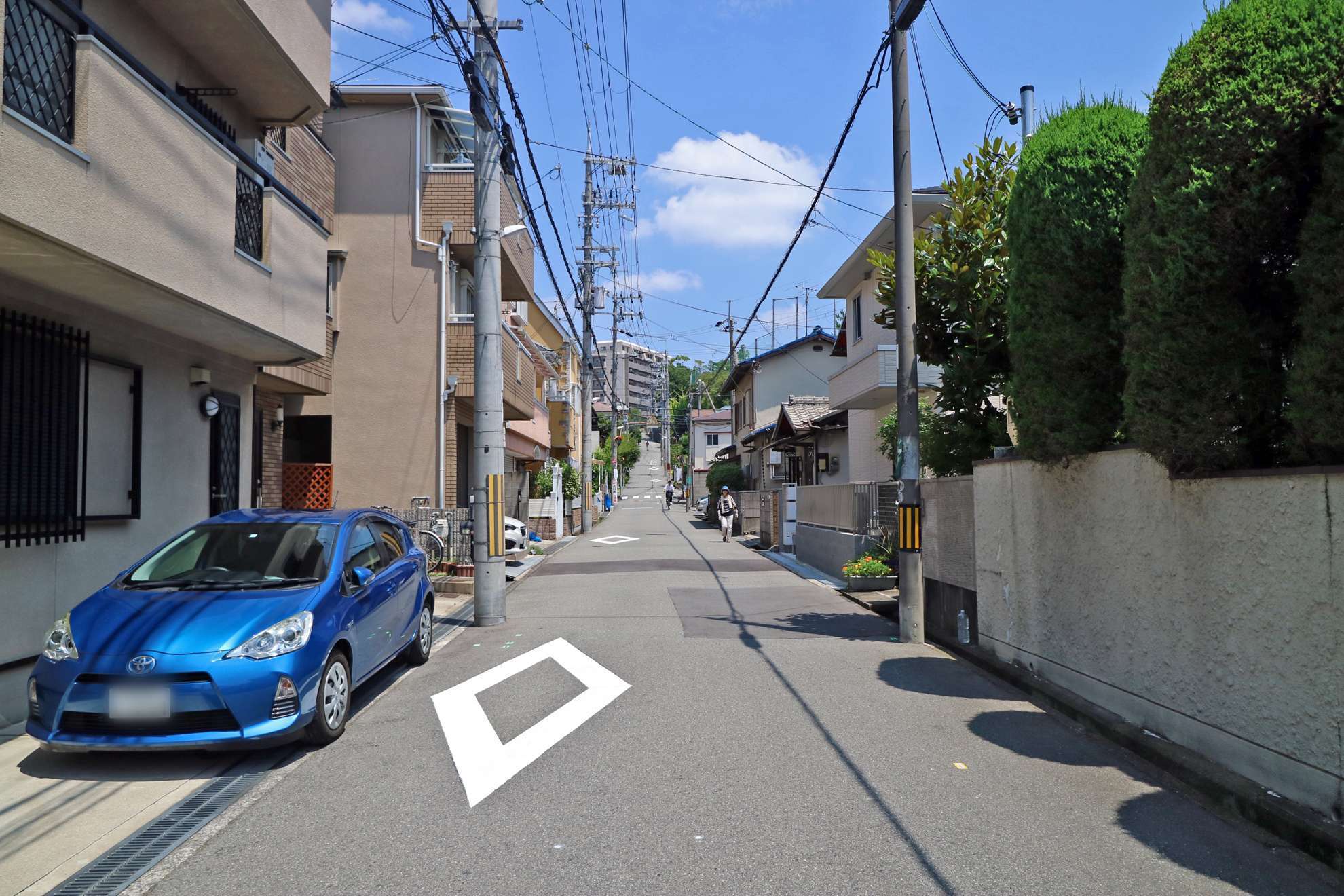 駅からの道のりはほぼ平坦で、道路は幅が狭く入り組んでいます。