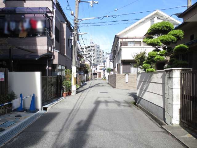 町の北西部を南方向から見た景色。一戸建てが中心に並んでいますが、奥にはマンションもあります。