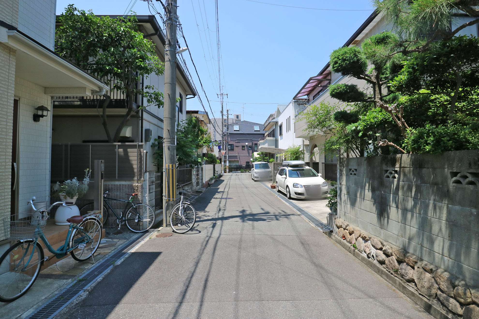 町の北西部を東方向から見た景色。道幅の狭い街路が多いです。