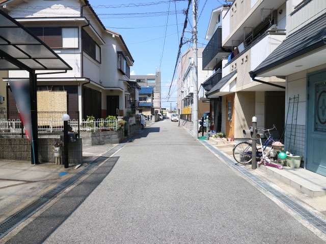 一戸建てやマンションなどが混在しています。