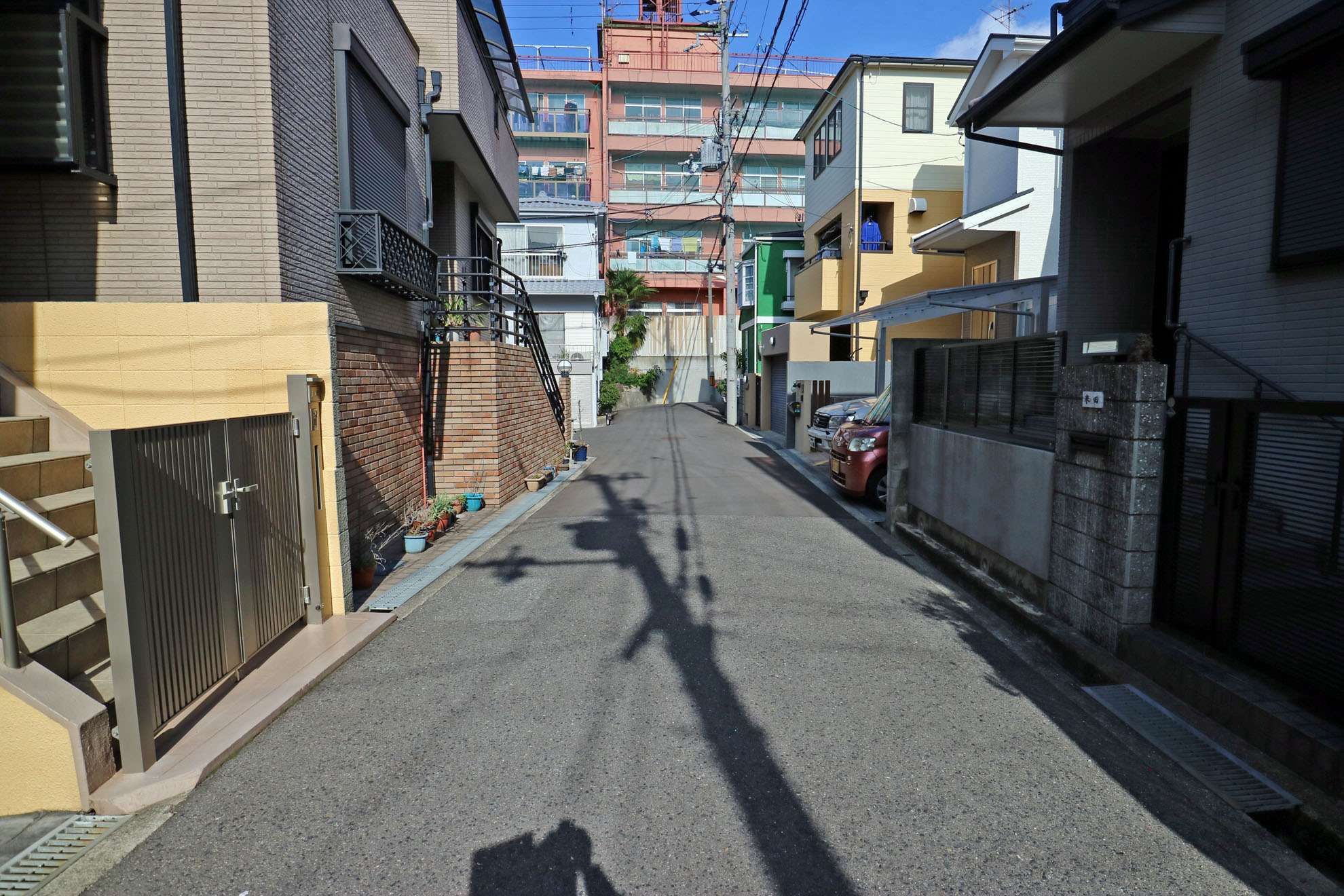 『本町2丁目』は一戸建てやマンション、ビルなどが混在する町。