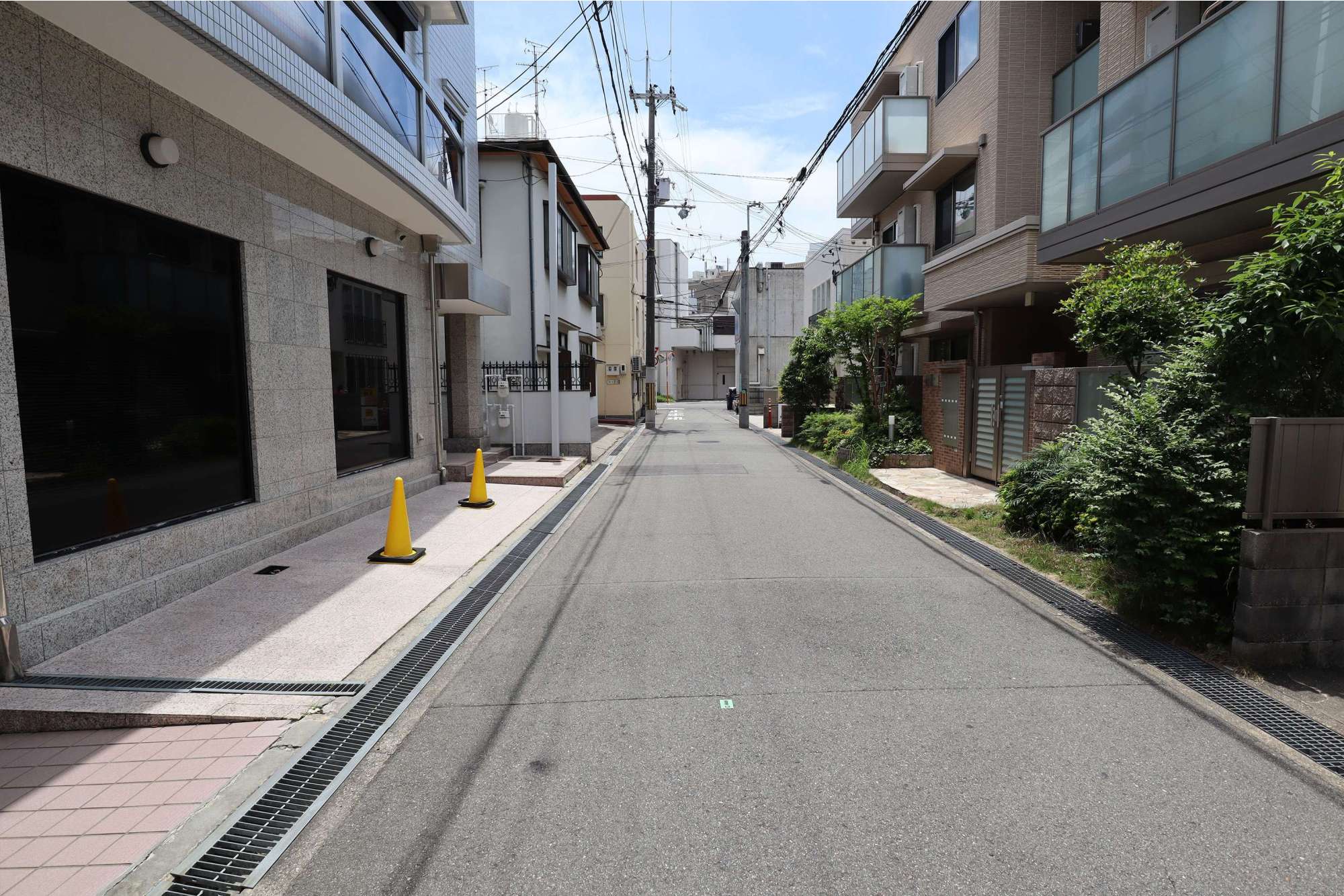 一戸建てが多く並んでいます。道幅が狭いところも多いですが、平坦な地勢です。