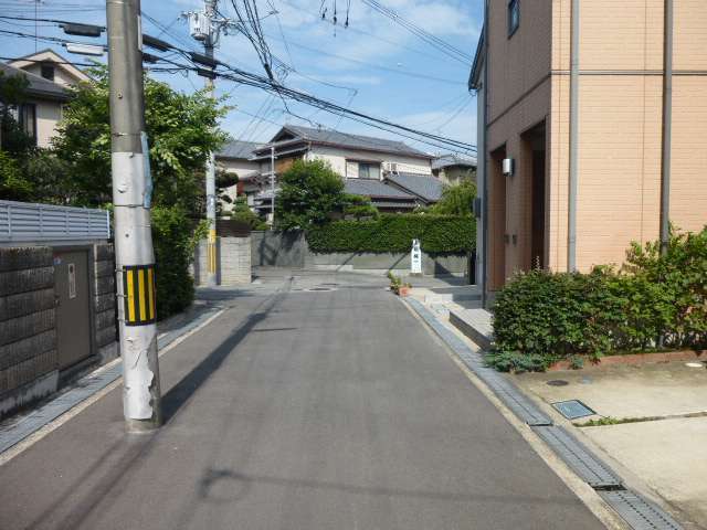 町の北西部を西方向から見た景色。阪急「豊中」駅から近いですが、生垣や植栽のある家が多いです。