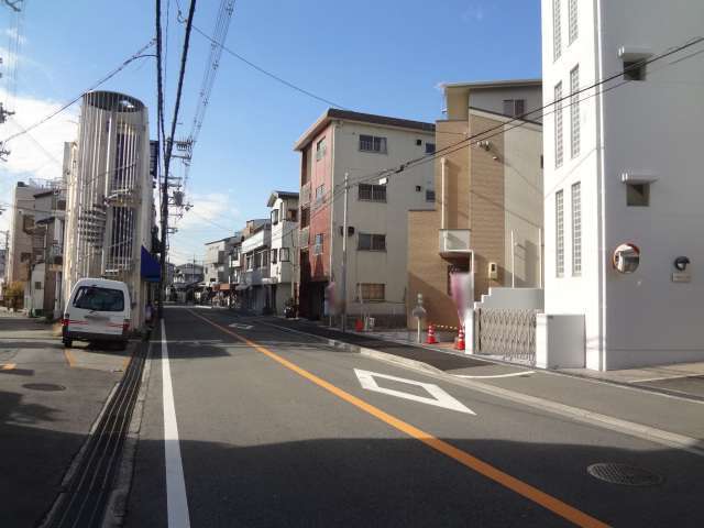 町の南端部を東西に走る主要道路を北東方向から見た景色。高層の建物が並んでいます。