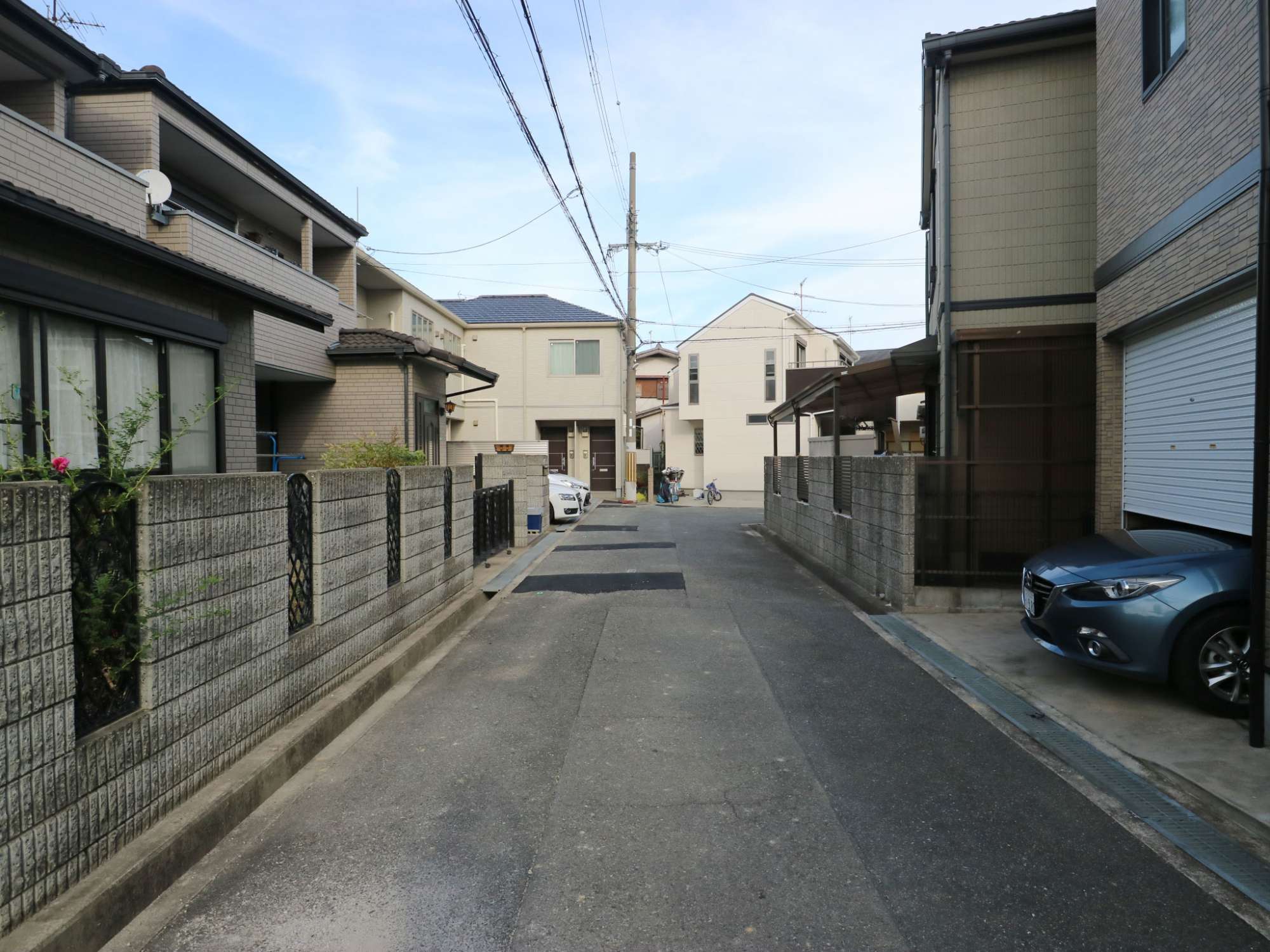 町の南東部を西方向から見た景色。一戸建てが中心に並んでいます。