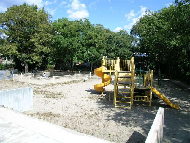 隣接する『豊中稲荷神社』と共に、地域の憩いの場所となっている『稲荷山公園』。