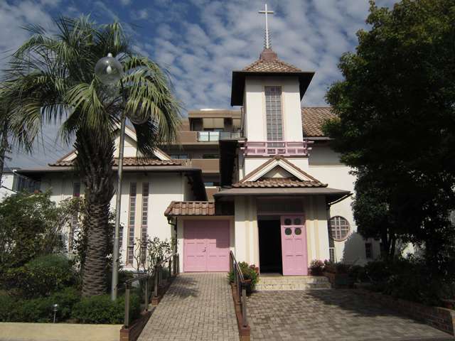 町の西部ある『豊中キリスト教会』。本格的な礼拝堂があり、予約なしでに立ち入ることができます。