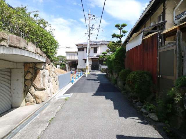 第1種低層住居専用地域のところが多く、敷地の広い一戸建てが並んでいます。