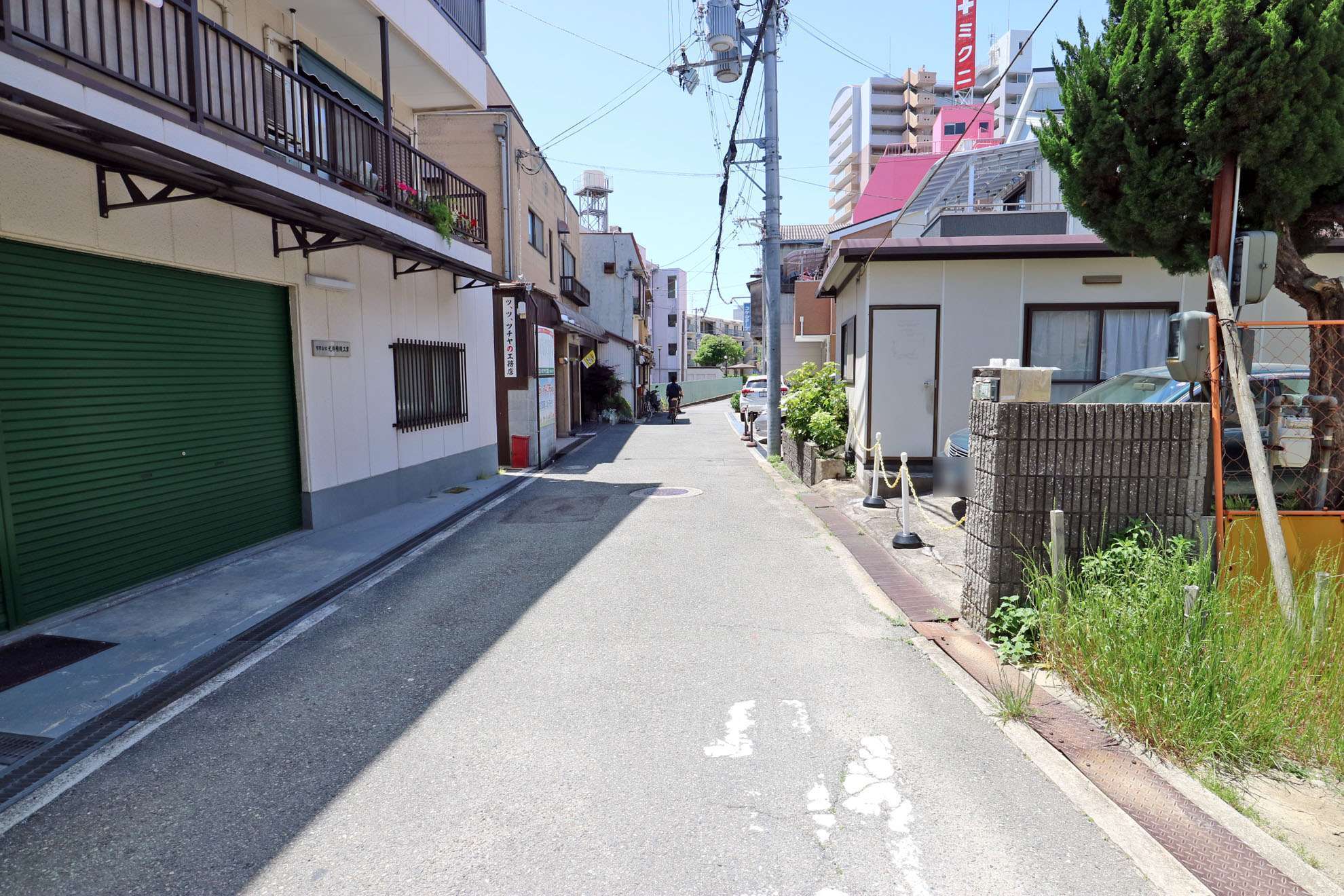 住宅の他に、店舗や事務など、各種施設が混在しています。
