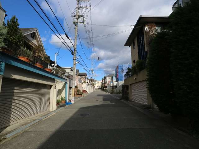 町の南部を南方向から見た景色。丘陵地にあるため、坂道が多いです。